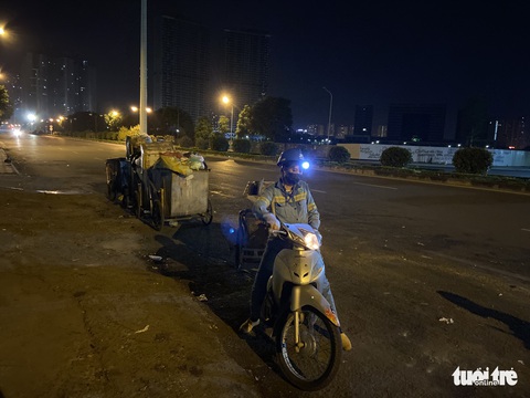 Lặng nghe tiếng chổi quét rác trong đêm giãn cách... - Ảnh 8. Lặng nghe tiếng chổi quét rác trong đêm giãn cách... - Ảnh 8.