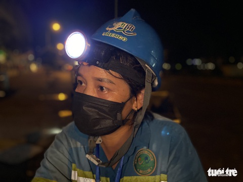 Lặng nghe tiếng chổi quét rác trong đêm giãn cách... - Ảnh 9. Lặng nghe tiếng chổi quét rác trong đêm giãn cách... - Ảnh 9.