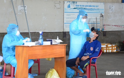 Dịch đã khó, đi biển về đợi, thêm phí test nhanh COVID-19 - Ngư dân than quá trời - Ảnh 1. Dịch đã khó, đi biển về đợi, thêm phí test nhanh COVID-19 - Ngư dân than quá trời - Ảnh 1.