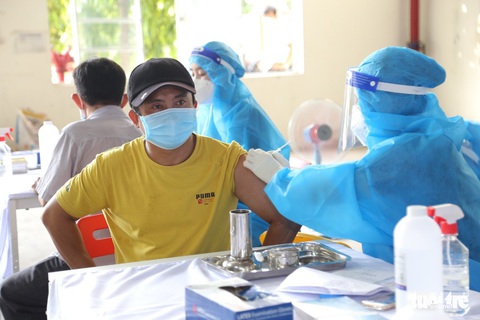 Nhiều khu công nghiệp tại Bình Dương tiêm xong vẫn thiếu vắc xin - Ảnh 1. Nhiều khu công nghiệp tại Bình Dương tiêm xong vẫn thiếu vắc xin - Ảnh 1.