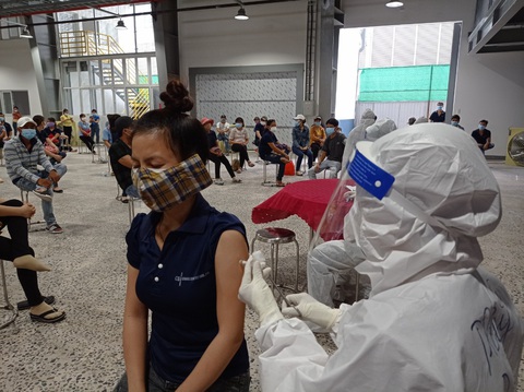 Đồng Nai nói dân đi tiêm vắc xin mà chính quyền cơ sở bắt xét nghiệm là sai - Ảnh 3. Đồng Nai nói dân đi tiêm vắc xin mà chính quyền cơ sở bắt xét nghiệm là sai - Ảnh 3.