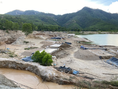 Vàng tặc làm ngày đêm, đi ban đêm ở Bồng Miêu mà đông như trong thành phố - Ảnh 2. Vàng tặc làm ngày đêm, đi ban đêm ở Bồng Miêu mà đông như trong thành phố - Ảnh 2.