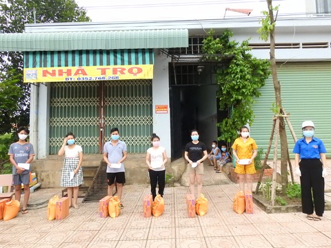Bình Phước hỗ trợ hơn 80.000 người trong và ngoài tỉnh gặp khó khăn do dịch - Ảnh 1. Bình Phước hỗ trợ hơn 80.000 người trong và ngoài tỉnh gặp khó khăn do dịch - Ảnh 1.