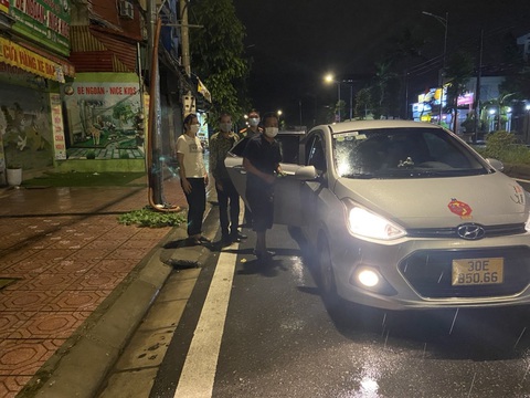 Cặp vợ chồng đi bộ về quê chịu tang mẹ được chốt kiểm soát dịch giúp đỡ - Ảnh 1. Cặp vợ chồng đi bộ về quê chịu tang mẹ được chốt kiểm soát dịch giúp đỡ - Ảnh 1.