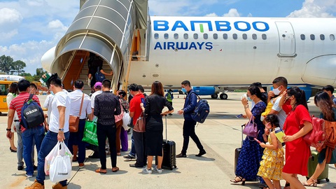 Áp giá sàn vé bay ngay mùa dịch: bất hợp lý - Ảnh 1. Áp giá sàn vé bay ngay mùa dịch: bất hợp lý - Ảnh 1.