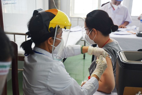 Phú Yên thay đổi ưu tiên tiêm vắc xin để tăng ‘vùng xanh’ - Ảnh 1. Phú Yên thay đổi ưu tiên tiêm vắc xin để tăng ‘vùng xanh’ - Ảnh 1.