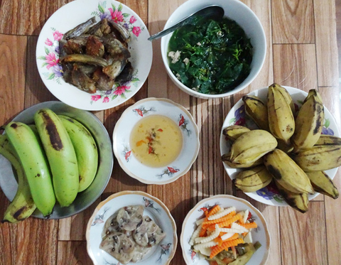 Canh tập tàng, chả da đầu heo, cá đồng chiên... má làm ngày buộc chân bó gối - Ảnh 1. Canh tập tàng, chả da đầu heo, cá đồng chiên... má làm ngày buộc chân bó gối - Ảnh 1.