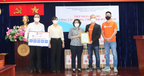 Trao tặng thiết bị y tế cho 44 bệnh viện điều trị COVID-19 trên địa bàn TP.HCM - Ảnh 1. Trao tặng thiết bị y tế cho 44 bệnh viện điều trị COVID-19 trên địa bàn TP.HCM - Ảnh 1.