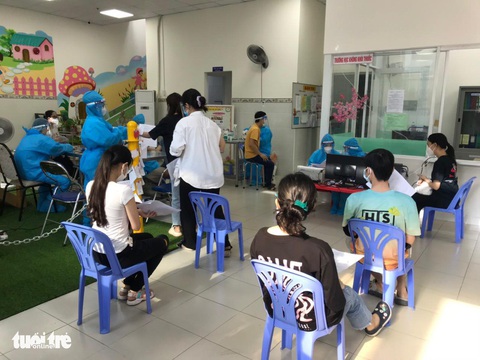 Tiêm vắc xin COVID-19 cho sinh viên ở ký túc xá Bách khoa TP.HCM - Ảnh 1. Tiêm vắc xin COVID-19 cho sinh viên ở ký túc xá Bách khoa TP.HCM - Ảnh 1.