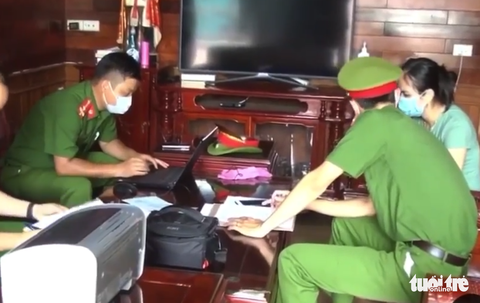 Bắt tạm giam người nuôi cả đàn hổ trái phép trong nhà - Ảnh 1. Bắt tạm giam người nuôi cả đàn hổ trái phép trong nhà - Ảnh 1.