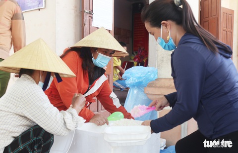 Sáng tối đỏ lửa nấu cơm miễn phí cho người về quê cách ly - Ảnh 2. Sáng tối đỏ lửa nấu cơm miễn phí cho người về quê cách ly - Ảnh 2.