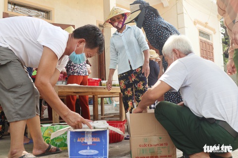 Sáng tối đỏ lửa nấu cơm miễn phí cho người về quê cách ly - Ảnh 8. Sáng tối đỏ lửa nấu cơm miễn phí cho người về quê cách ly - Ảnh 8.