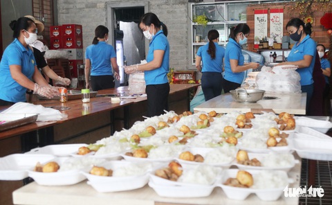 Sáng tối đỏ lửa nấu cơm miễn phí cho người về quê cách ly - Ảnh 6. Sáng tối đỏ lửa nấu cơm miễn phí cho người về quê cách ly - Ảnh 6.