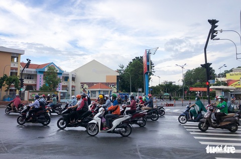 TP.HCM: Xe cộ đông đúc trở lại ở nhiều nơi - Ảnh 6. TP.HCM: Xe cộ đông đúc trở lại ở nhiều nơi - Ảnh 6.