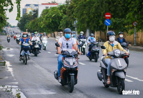 TP.HCM: Xe cộ đông đúc trở lại ở nhiều nơi - Ảnh 9. TP.HCM: Xe cộ đông đúc trở lại ở nhiều nơi - Ảnh 9.