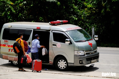 Xe cứu thương bỏ người bệnh dọc đường, cả xóm bị phong tỏa - Ảnh 1. Xe cứu thương bỏ người bệnh dọc đường, cả xóm bị phong tỏa - Ảnh 1.