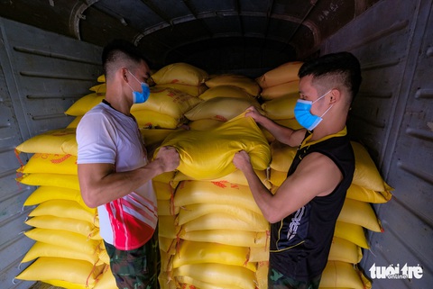 Tàu hỏa chở 300 tấn hàng nhu yếu phẩm người dân tỉnh Hòa Bình gửi tặng TP.HCM - Ảnh 7. Tàu hỏa chở 300 tấn hàng nhu yếu phẩm người dân tỉnh Hòa Bình gửi tặng TP.HCM - Ảnh 7.