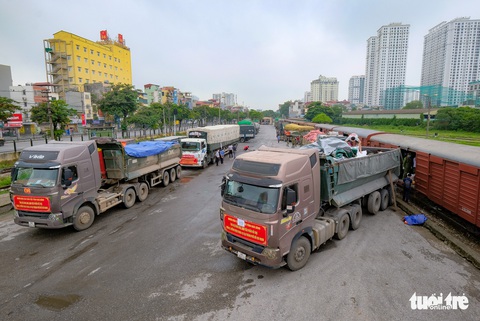 Tàu hỏa chở 300 tấn hàng nhu yếu phẩm người dân tỉnh Hòa Bình gửi tặng TP.HCM - Ảnh 1. Tàu hỏa chở 300 tấn hàng nhu yếu phẩm người dân tỉnh Hòa Bình gửi tặng TP.HCM - Ảnh 1.