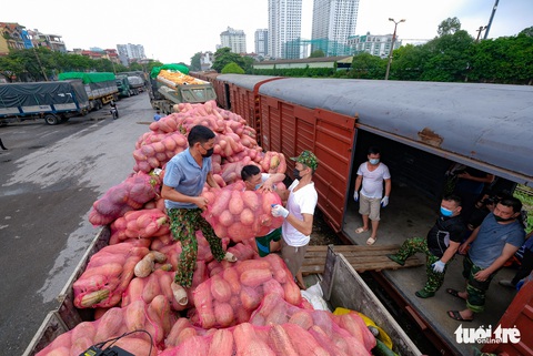 Tàu hỏa chở 300 tấn hàng nhu yếu phẩm người dân tỉnh Hòa Bình gửi tặng TP.HCM - Ảnh 2. Tàu hỏa chở 300 tấn hàng nhu yếu phẩm người dân tỉnh Hòa Bình gửi tặng TP.HCM - Ảnh 2.