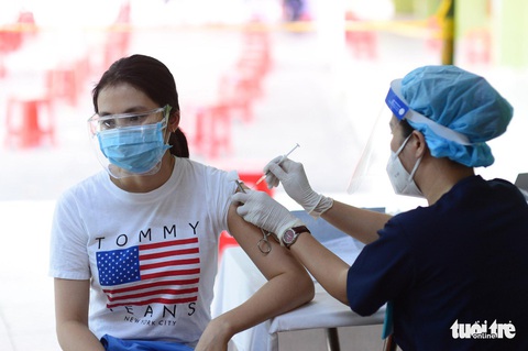 TP.HCM: Tốc độ tiêm vắc xin tại các quận, huyện và TP Thủ Đức ra sao? - Ảnh 1. TP.HCM: Tốc độ tiêm vắc xin tại các quận, huyện và TP Thủ Đức ra sao? - Ảnh 1.