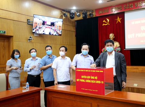 Vận động 670 triệu đồng, máy thở và vật tư y tế tặng Phú Yên - Ảnh 1. Vận động 670 triệu đồng, máy thở và vật tư y tế tặng Phú Yên - Ảnh 1.