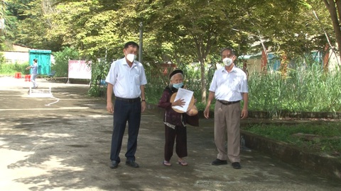 Cụ bà 96 tuổi đánh bại COVID-19, xuất viện về nhà với con cháu - Ảnh 1. Cụ bà 96 tuổi đánh bại COVID-19, xuất viện về nhà với con cháu - Ảnh 1.