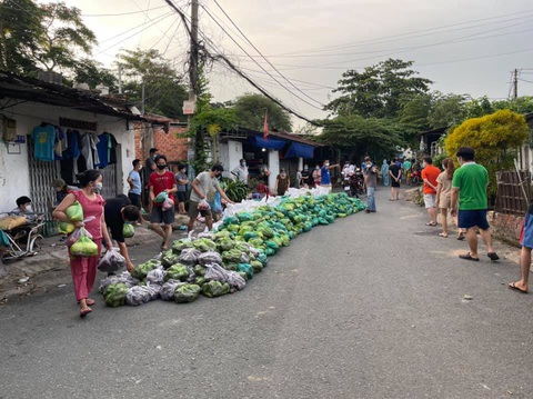 TP.HCM: Công an đội mưa, vác gạo, rau củ quả... ‘tiếp tế’ người dân khu trọ, phong tỏa - Ảnh 2. TP.HCM: Công an đội mưa, vác gạo, rau củ quả... ‘tiếp tế’ người dân khu trọ, phong tỏa - Ảnh 2.