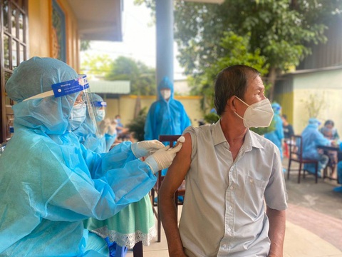 Quận 7, TP.HCM lập danh sách người dân tình nguyện tiêm vắc xin Vero Cell - Ảnh 1.