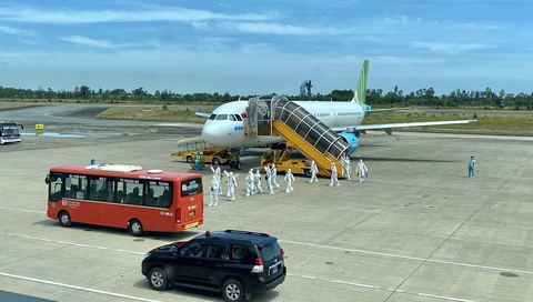 Bamboo Airways bố trí chuyên cơ chở gần 200 y bác sĩ từ miền Trung vào TP.HCM chống dịch - Ảnh 5. Bamboo Airways bố trí chuyên cơ chở gần 200 y bác sĩ từ miền Trung vào TP.HCM chống dịch - Ảnh 5.