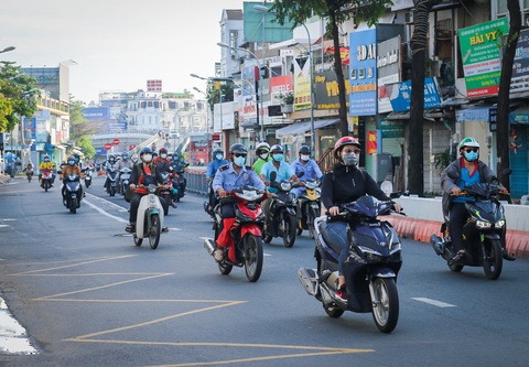 TP.HCM sáng 12-8: Nơi đông đúc, nơi vắng vẻ - Ảnh 2. TP.HCM sáng 12-8: Nơi đông đúc, nơi vắng vẻ - Ảnh 2.