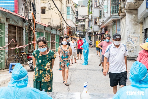 Hà Nội xét nghiệm ngày đêm để vét sạch F0, nhân viên y tế còn lười thay găng tay - Ảnh 2. Hà Nội xét nghiệm ngày đêm để vét sạch F0, nhân viên y tế còn lười thay găng tay - Ảnh 2.