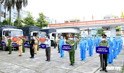 Công an An Giang ra mắt lực lượng truy vết dịch COVID-19, tặng 3.000 phần quà cho người nghèo - Ảnh 2. Công an An Giang ra mắt lực lượng truy vết dịch COVID-19, tặng 3.000 phần quà cho người nghèo - Ảnh 2.
