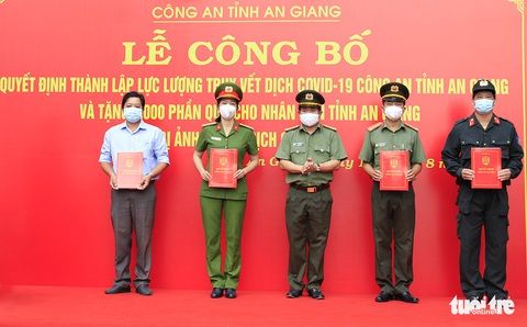 Công an An Giang ra mắt lực lượng truy vết dịch COVID-19, tặng 3.000 phần quà cho người nghèo - Ảnh 1. Công an An Giang ra mắt lực lượng truy vết dịch COVID-19, tặng 3.000 phần quà cho người nghèo - Ảnh 1.