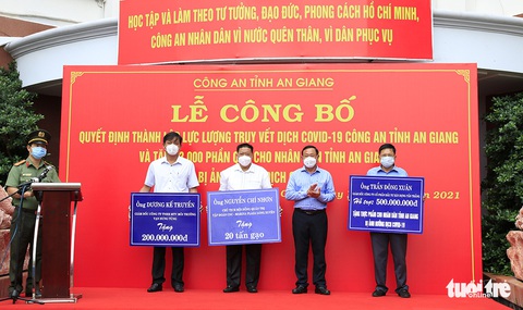 Công an An Giang ra mắt lực lượng truy vết dịch COVID-19, tặng 3.000 phần quà cho người nghèo - Ảnh 3. Công an An Giang ra mắt lực lượng truy vết dịch COVID-19, tặng 3.000 phần quà cho người nghèo - Ảnh 3.