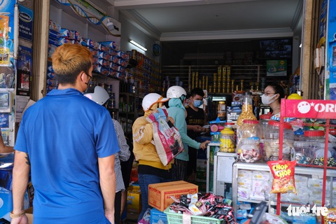 Sau tin hạn chế ra khỏi nhà nếu dịch không giảm, chợ và siêu thị ở Đà Nẵng chen chúc khách - Ảnh 6. Sau tin hạn chế ra khỏi nhà nếu dịch không giảm, chợ và siêu thị ở Đà Nẵng chen chúc khách - Ảnh 6.