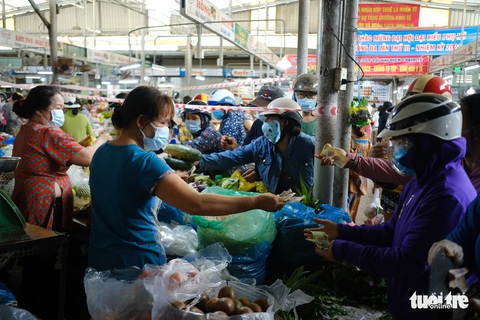 Sau tin hạn chế ra khỏi nhà nếu dịch không giảm, chợ và siêu thị ở Đà Nẵng chen chúc khách - Ảnh 7. Sau tin hạn chế ra khỏi nhà nếu dịch không giảm, chợ và siêu thị ở Đà Nẵng chen chúc khách - Ảnh 7.