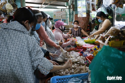 Sau tin hạn chế ra khỏi nhà nếu dịch không giảm, chợ và siêu thị ở Đà Nẵng chen chúc khách - Ảnh 8. Sau tin hạn chế ra khỏi nhà nếu dịch không giảm, chợ và siêu thị ở Đà Nẵng chen chúc khách - Ảnh 8.