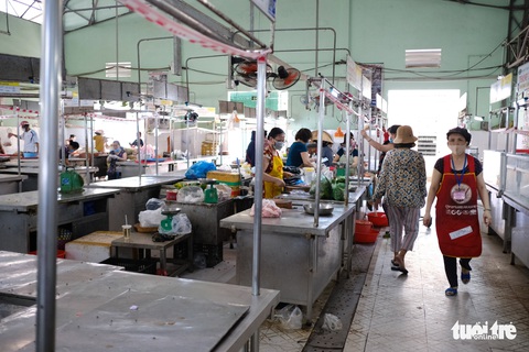 Sau tin hạn chế ra khỏi nhà nếu dịch không giảm, chợ và siêu thị ở Đà Nẵng chen chúc khách - Ảnh 10. Sau tin hạn chế ra khỏi nhà nếu dịch không giảm, chợ và siêu thị ở Đà Nẵng chen chúc khách - Ảnh 10.