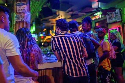Y tế Mỹ bất ngờ vì người trẻ mắc COVID-19 nhiều hơn và trở nặng nhanh - Ảnh 1. Y tế Mỹ bất ngờ vì người trẻ mắc COVID-19 nhiều hơn và trở nặng nhanh - Ảnh 1.