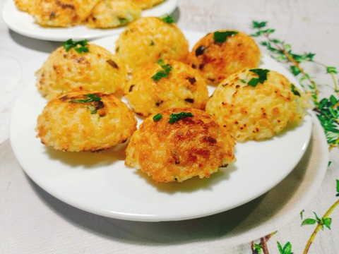 Đổ cơm chiên trứng vào khuôn bánh căn, giòn rụm thơm béo, bạn nhỏ thích mê - Ảnh 1. Đổ cơm chiên trứng vào khuôn bánh căn, giòn rụm thơm béo, bạn nhỏ thích mê - Ảnh 1.