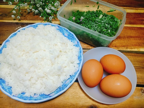 Đổ cơm chiên trứng vào khuôn bánh căn, giòn rụm thơm béo, bạn nhỏ thích mê - Ảnh 2. Đổ cơm chiên trứng vào khuôn bánh căn, giòn rụm thơm béo, bạn nhỏ thích mê - Ảnh 2.