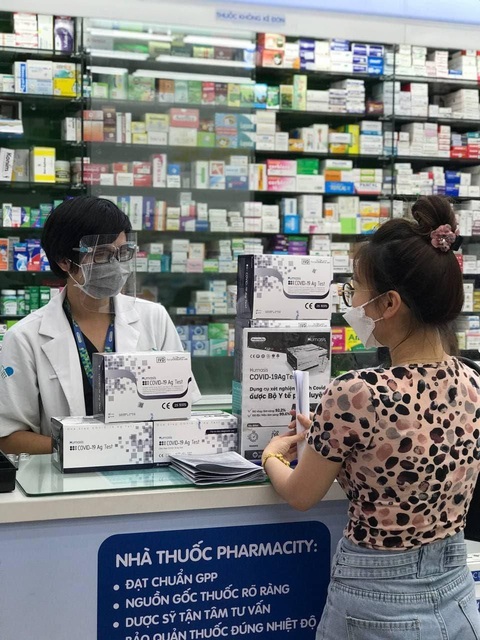 Bác sĩ Trương Hữu Khanh: tự xét nghiệm nhanh giảm gánh nặng y tế - Ảnh 2. Bác sĩ Trương Hữu Khanh: tự xét nghiệm nhanh giảm gánh nặng y tế - Ảnh 2.