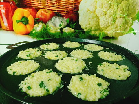 Đổ cơm chiên trứng vào khuôn bánh căn, giòn rụm thơm béo, bạn nhỏ thích mê - Ảnh 5. Đổ cơm chiên trứng vào khuôn bánh căn, giòn rụm thơm béo, bạn nhỏ thích mê - Ảnh 5.