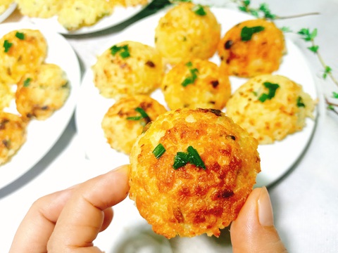 Đổ cơm chiên trứng vào khuôn bánh căn, giòn rụm thơm béo, bạn nhỏ thích mê - Ảnh 7. Đổ cơm chiên trứng vào khuôn bánh căn, giòn rụm thơm béo, bạn nhỏ thích mê - Ảnh 7.