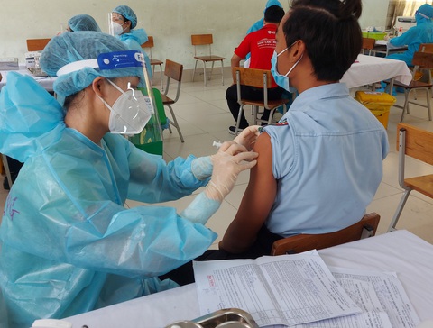 HỎI - ĐÁP về dịch COVID-19: Tiêm vắc xin COVID-19 mà chưa có giấy chứng nhận, có sao không? - Ảnh 1. HỎI - ĐÁP về dịch COVID-19: Tiêm vắc xin COVID-19 mà chưa có giấy chứng nhận, có sao không? - Ảnh 1.