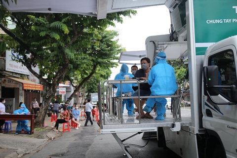 Cần Thơ đưa xe lưu động đến tiêm vắc xin cho người dân hẻm phong tỏa - Ảnh 2. Cần Thơ đưa xe lưu động đến tiêm vắc xin cho người dân hẻm phong tỏa - Ảnh 2.