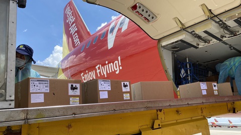 Chuyến bay Vietjet chở 200 máy thở cao cấp, hiện đại từ Đức đã hạ cánh - Ảnh 1. Chuyến bay Vietjet chở 200 máy thở cao cấp, hiện đại từ Đức đã hạ cánh - Ảnh 1.