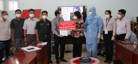 Đoàn đại biểu Quốc hội TP.HCM thăm, tặng quà cho y bác sĩ và các bệnh nhi đang điều trị COVID-19 - Ảnh 1. Đoàn đại biểu Quốc hội TP.HCM thăm, tặng quà cho y bác sĩ và các bệnh nhi đang điều trị COVID-19 - Ảnh 1.