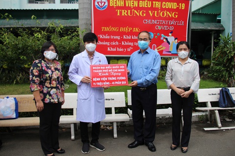 Đoàn đại biểu Quốc hội TP.HCM thăm, tặng quà cho y bác sĩ và các bệnh nhi đang điều trị COVID-19 - Ảnh 2. Đoàn đại biểu Quốc hội TP.HCM thăm, tặng quà cho y bác sĩ và các bệnh nhi đang điều trị COVID-19 - Ảnh 2.