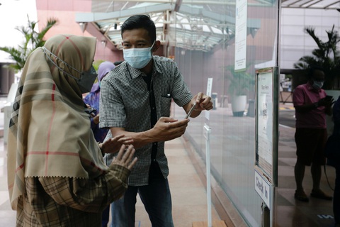 Thủ đô Jakarta của Indonesia mở cửa trung tâm mua sắm cho người đã tiêm vắc xin - Ảnh 1. Thủ đô Jakarta của Indonesia mở cửa trung tâm mua sắm cho người đã tiêm vắc xin - Ảnh 1.